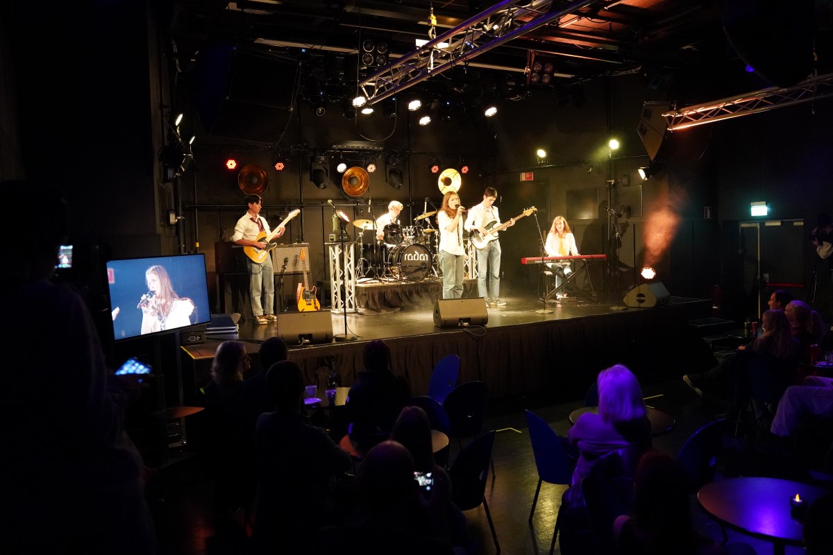 Musikanter står på scenen og spiller
